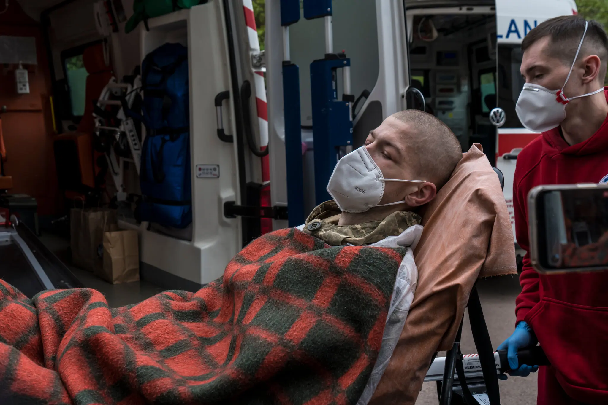 Деякі з військовополонених, що повернулися, прибули на машинах швидкої допомоги.